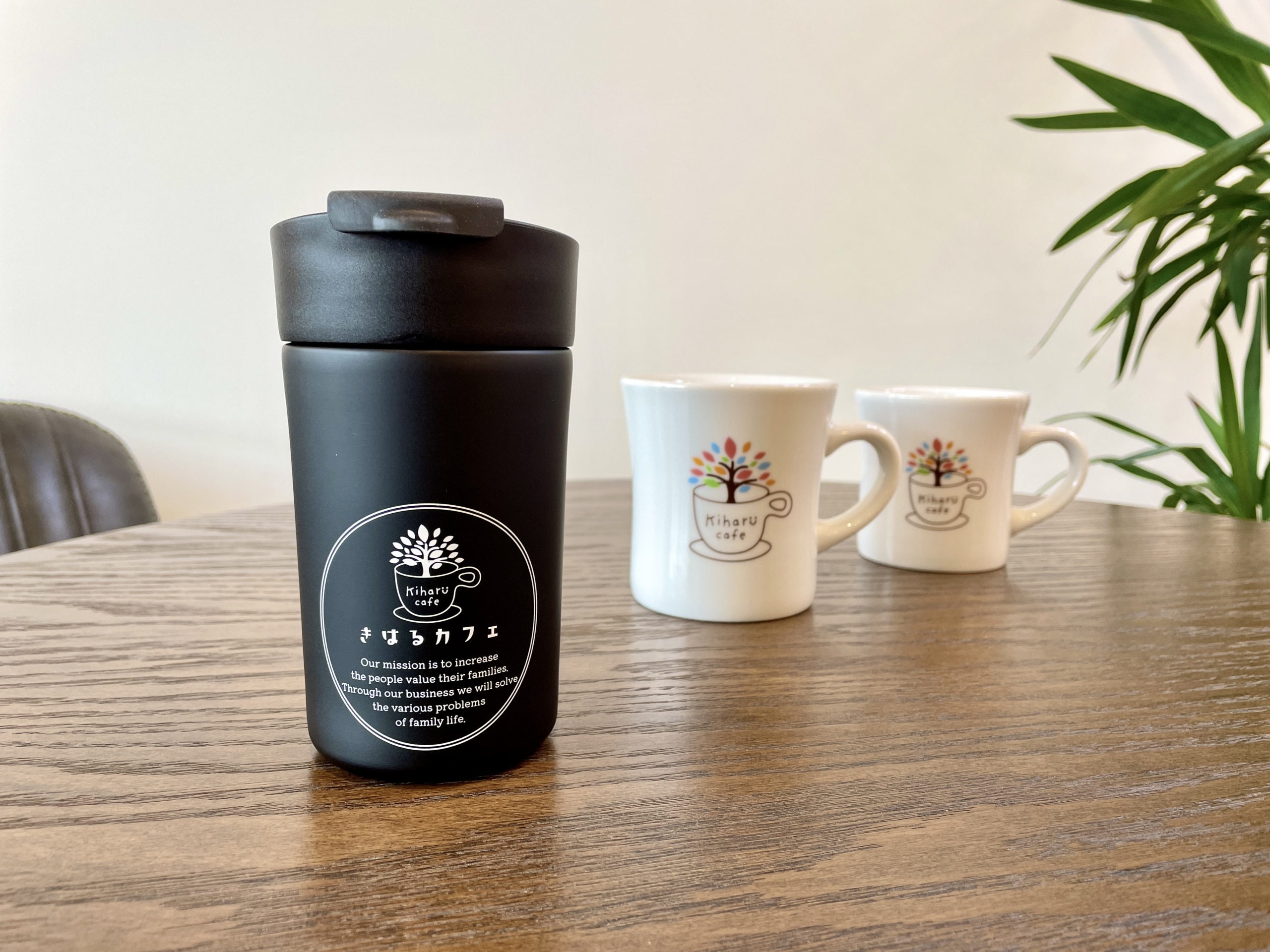 きはるカフェのオリジナルタンブラーとマグカップ