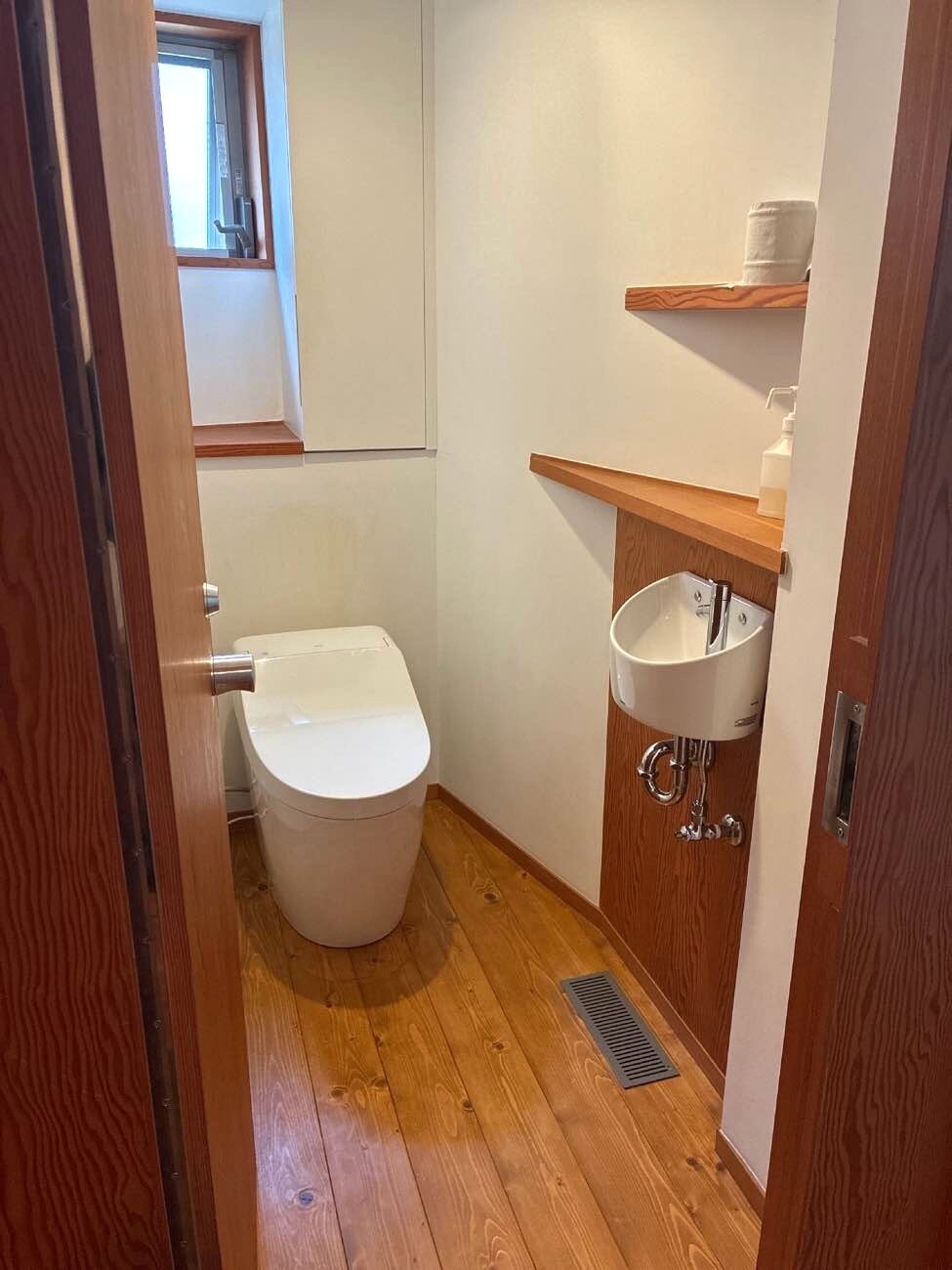 流れっぱなし解消で快適に。タンクレスで掃除もラクな戸建てトイレリフォーム