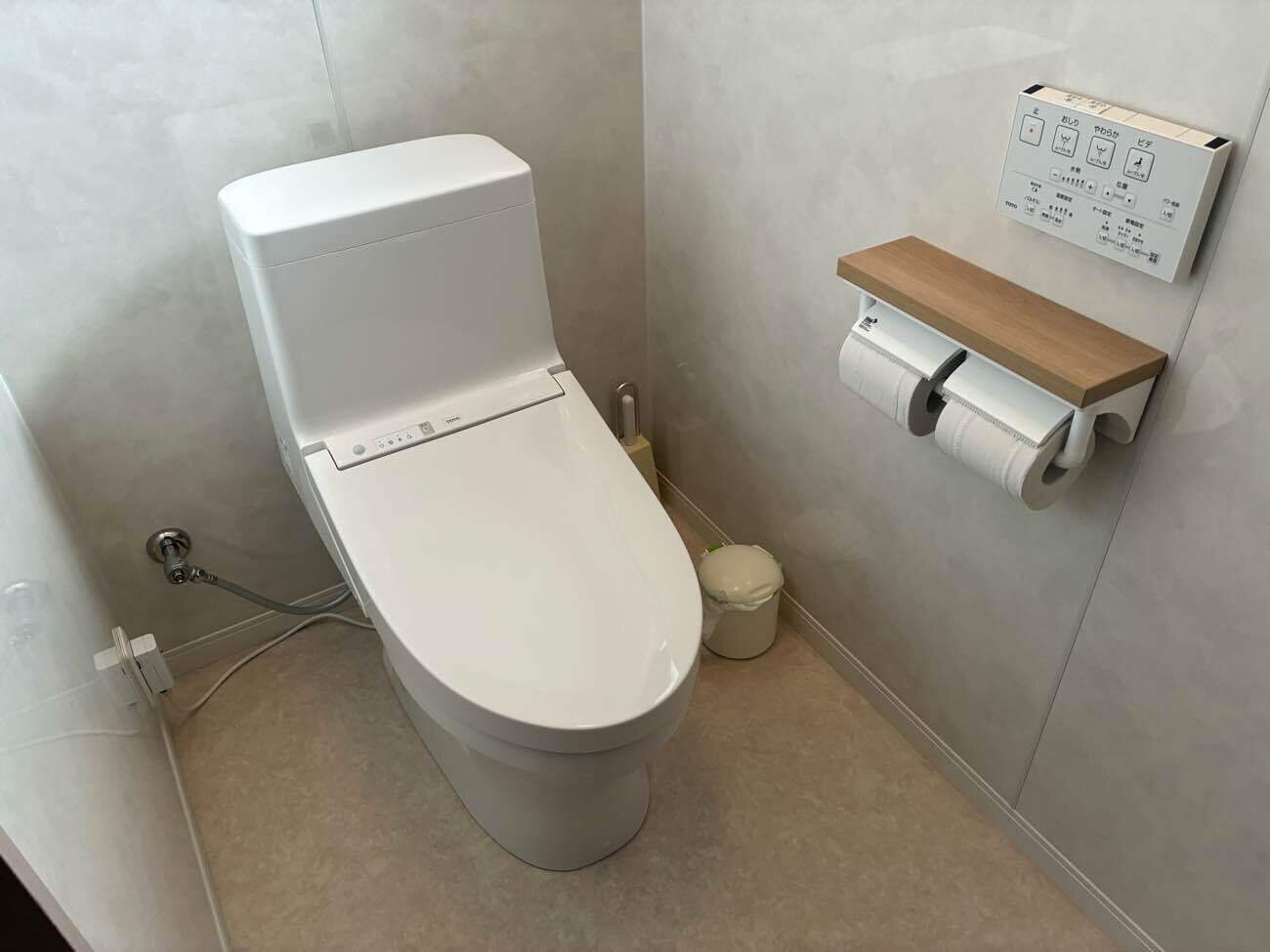 歯科医院のトイレを快適に 白基調で明るく一新