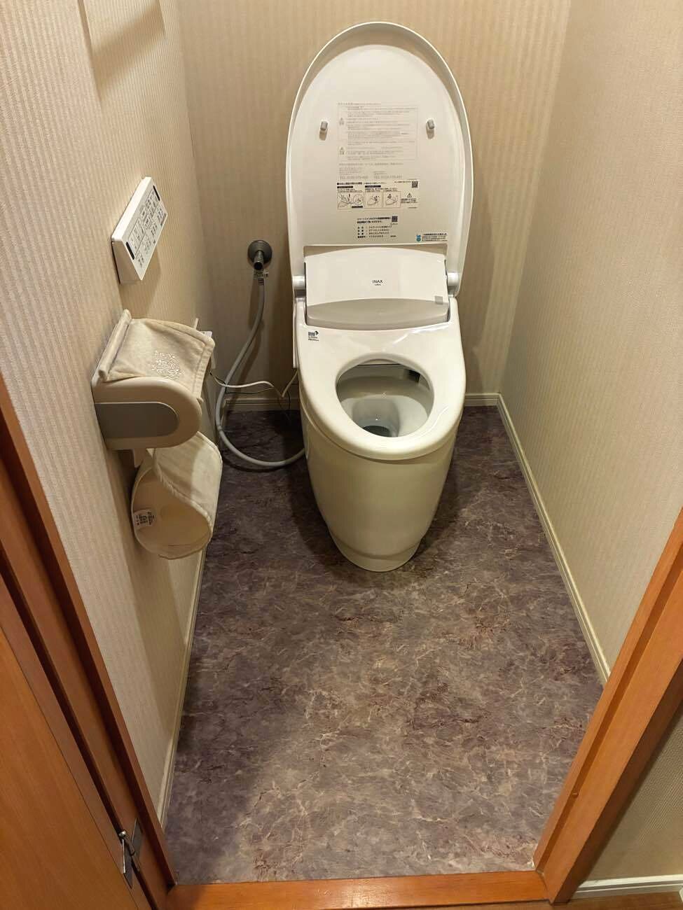 タンクレスで広々としたトイレに