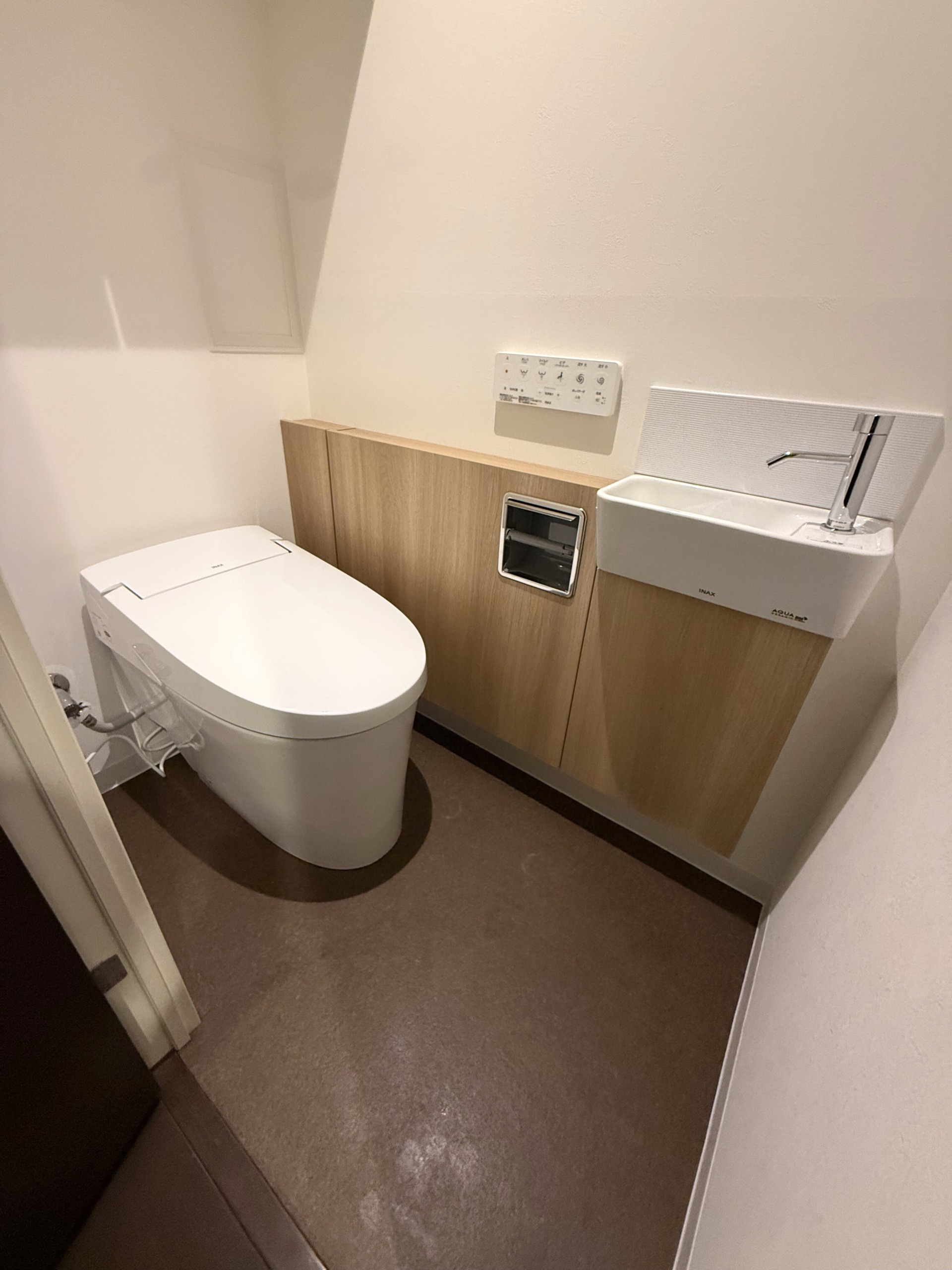 コンパクトなトイレに手洗器を設置してすっきり